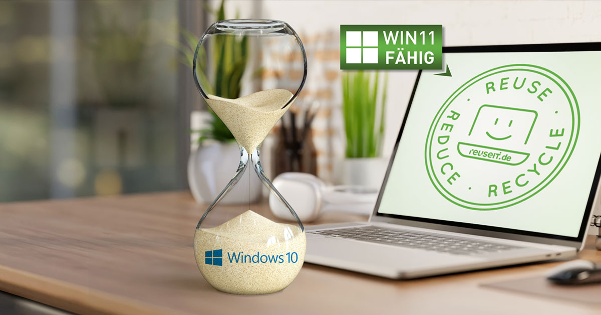 Eine Sanduhr im Vordergrund symbolisiert den Ablauf der Supportzeit von Windows 10. Im Hintergrund steht ein moderner, Windows-11-fähiger Laptop auf einem Holztisch, bereit für ein Upgrade.