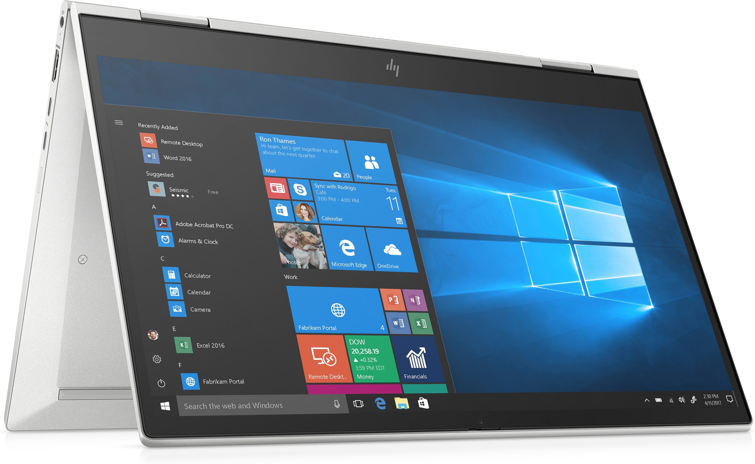 Laptop im Zeltmodus Bildschirm zur Bedienung nach außen gerichtet Ansicht von schräg links